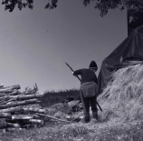 Mujer-horcando-paja.-Galicia-2019-Ma-Paz-Barona-Torres
